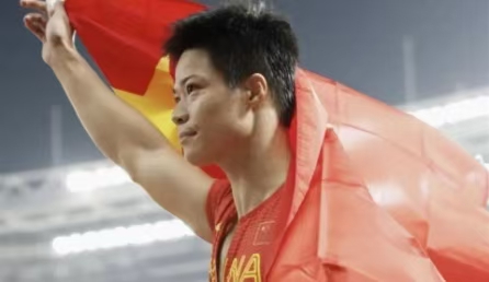 “亚洲飞人”苏炳添完成职业生涯最后一战，领衔广东队夺得全运会男子百米接力赛第四名，湖北队获金牌